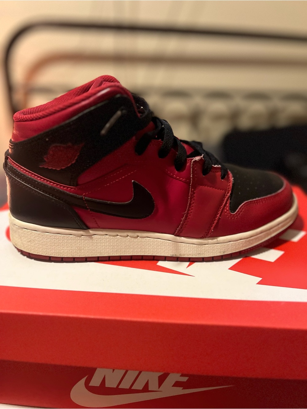Nike Air Jordan 1 Mid - Black & Red